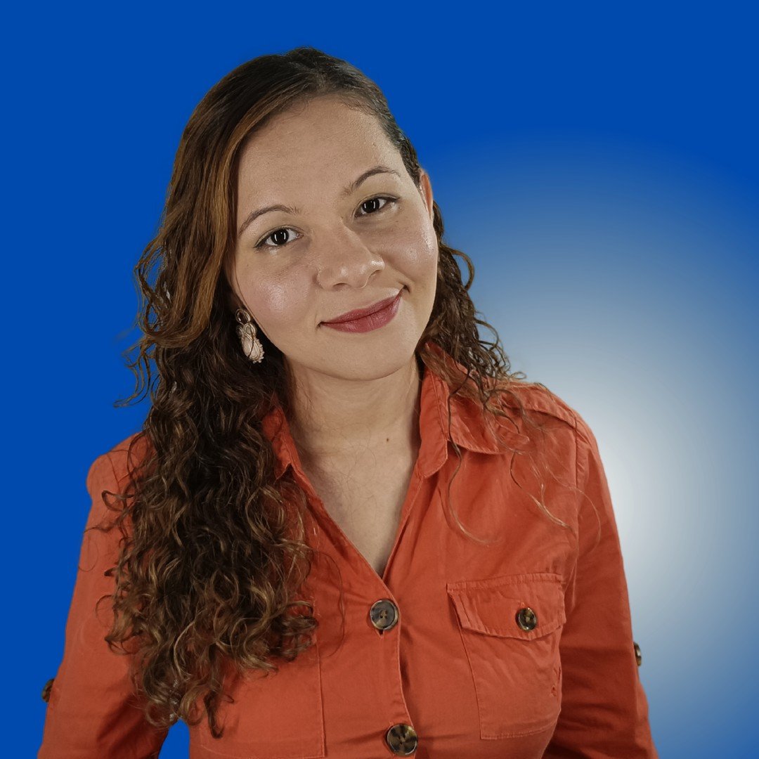 Mary (Marytrini Andrade), profesora de francés